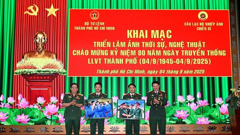 Bộ tư lệnh TP Hồ Chí Minh khai mạc triển lãm ảnh “80 năm Lực lượng vũ trang Thành phố anh hùng”