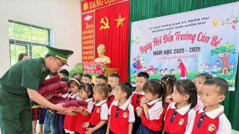 Tiếp sức cho học sinh vùng lũ đến trường