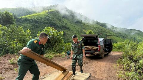 LLVT tỉnh Điện Biên làm nhà giúp bà con vùng lũ