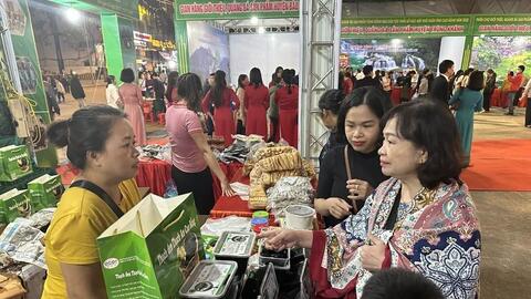 Phiên chợ Cao Bằng: Đưa nông sản vùng dân tộc thiểu số ra thị trường