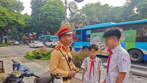 Hà Nội: Đột xuất kiểm tra việc chấp hành an toàn giao thông của học sinh, phụ huynh, hàng trăm trường hợp bị xử lý