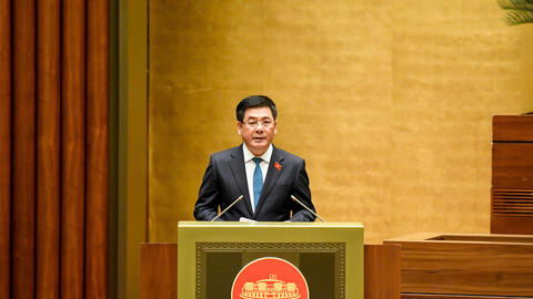 Bộ trưởng Nguyễn Hồng Diên trình bày Tờ trình dự án Luật Thương mại điện tử