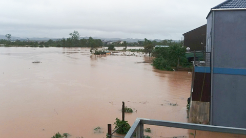 Nước lũ lên nhanh, người dân Hà Tĩnh hối hả di dời trong đêm