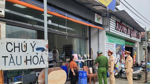 Cảnh sát giao thông Hà Nội tăng cường bảo đảm an toàn giao thông trên tuyến đường sắt Bắc - Nam