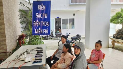 Gia Lai: Ấp áp tình dân từ những điểm sạc pin miễn phí sau bão số 13