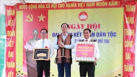 Phó chủ tịch Quốc hội Trần Quang Phương: Mỗi người, mỗi nhà là một tấm gương vượt khó và đoàn kết vươn lên