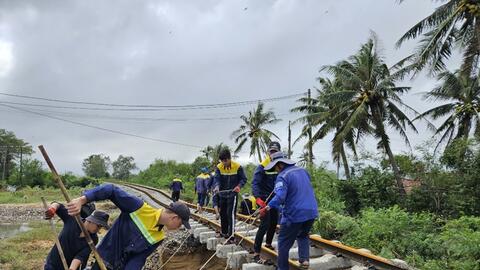 Đường bộ, đường sắt nỗ lực thông tuyến sau mưa lũ