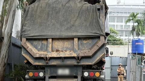 Hà Nội: Xử lý hàng chục xe tải trong giờ cao điểm