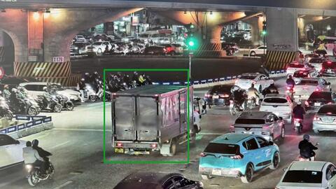 Qua camera AI, cảnh sát giao thông xử lý hàng loạt xe tải trong giờ cao điểm