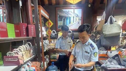 Quản lý thị trường Đà Nẵng 'đột kích' phát hiện hàng trăm túi giả nhãn hiệu