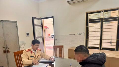 Hà Nội: Xử phạt tài xế xe đầu kéo chở ống cống chằng buộc không bảo đảm an toàn