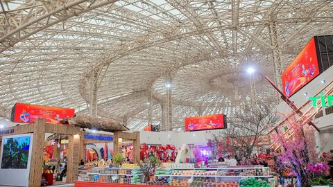 Hàng chục nghìn người tham quan, sắm Tết tại Hội chợ mùa Xuân