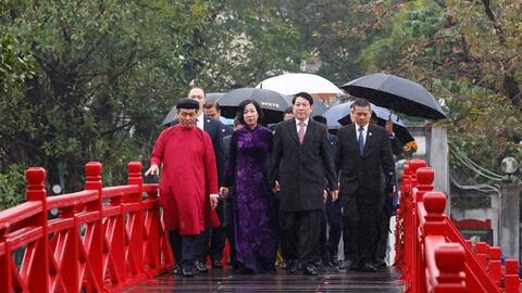 Chủ tịch nước Lương Cường và Phu nhân thả cá chép tiễn ông Công, ông Táo