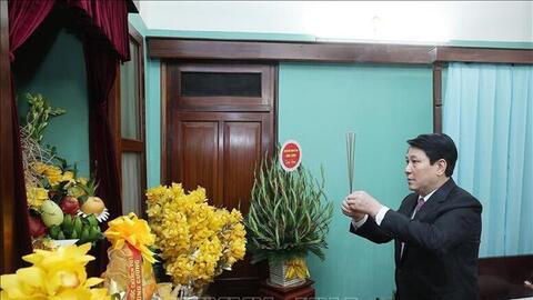 Chủ tịch nước Lương Cường dâng hương tưởng niệm Chủ tịch Hồ Chí Minh tại Di tích Nhà 67