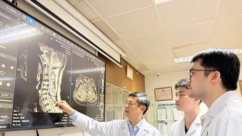 Bệnh viện Hữu nghị Việt Đức: Điều trị thành công hẹp ống sống cổ cho người bệnh