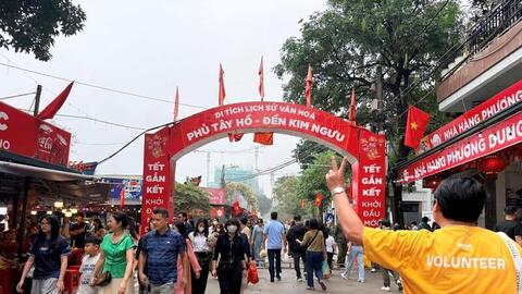 Hà Nội: Hàng nghìn người đổ về Phủ Tây Hồ đi lễ ngày cuối tuần