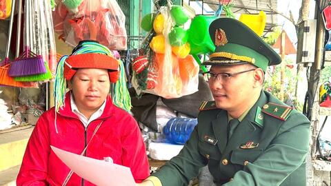 Người lính biên phòng mang “lá phiếu niềm tin” đến đồng bào vùng biên