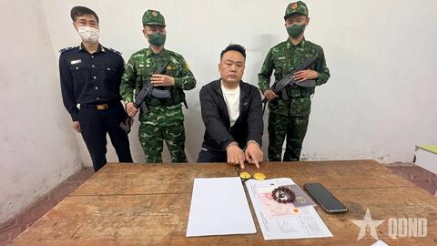 Bắt giữ đối tượng người nước ngoài vận chuyển vàng trái phép vào Việt Nam