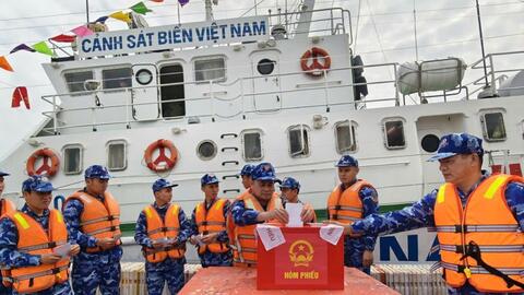 Cùng ngư dân hoàn thành quyền cử tri trên biển