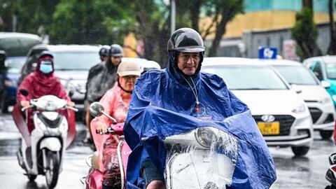 Thời tiết hôm nay (2-4): Bắc Bộ mưa rào, Nam Bộ nắng nóng