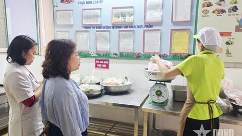 Từ vụ việc 300 tấn thịt lợn bẩn vào bếp ăn trường học ở Hà Nội: Phải lấp khoảng trống giám sát