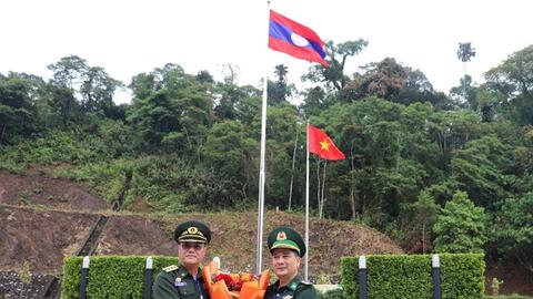 Nhiều hoạt động ý nghĩa trong chương trình giao lưu sĩ quan trẻ biên giới Việt Nam - Lào
