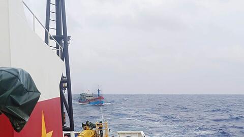 Tàu KN 462 (Vùng Cảnh sát biển 3) hỗ trợ tàu cá gặp sự cố trên biển