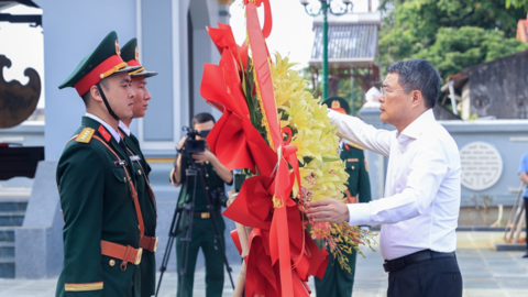 Thủ tướng dâng hương tưởng niệm các Anh hùng liệt sĩ và tặng quà người có công tại Lạng Sơn