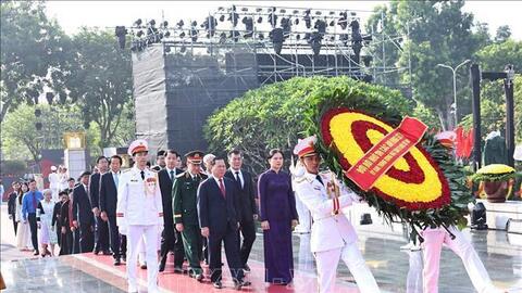 Lãnh đạo Đảng, Nhà nước dâng hương tưởng niệm các Anh hùng - Liệt sĩ