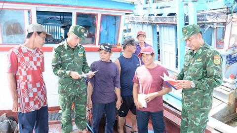 Bộ đội Biên phòng đồng hành với ngư dân vươn khơi