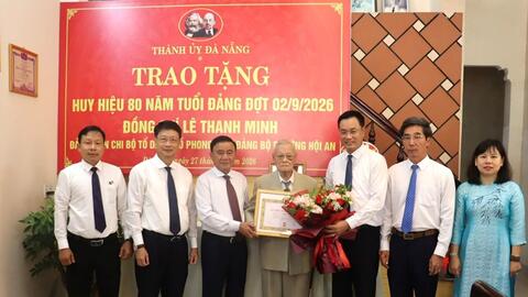 Đồng chí Trần Cẩm Tú trao Huy hiệu 80 năm tuổi Đảng tặng đảng viên lão thành tại Đà Nẵng