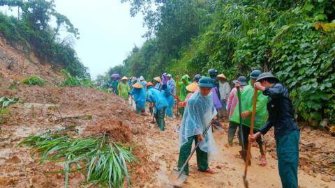 TP Huế: Quân và dân xã A Lưới 1 khẩn trương khắc phục sạt lở do mưa lũ