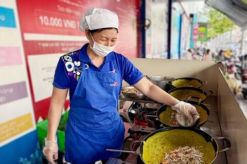 Đến Co.opmart ăn bánh xèo miền Tây