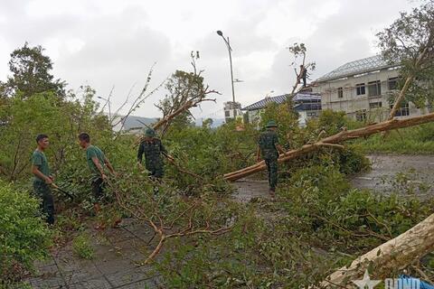 Tích cực giúp đỡ nhân dân khắc phục hậu quả sau bão số 5