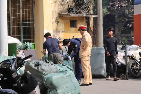 Phát hiện lượng lớn hàng hóa nghi nhập lậu tại Ga Hà Nội
