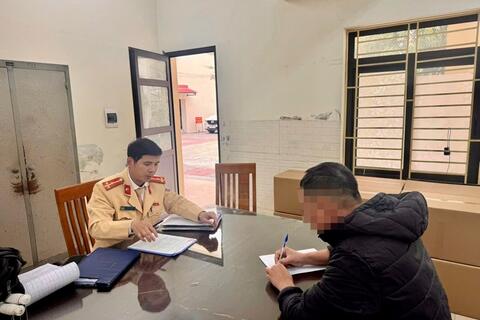 Hà Nội: Xử phạt tài xế xe đầu kéo chở ống cống chằng buộc không bảo đảm an toàn