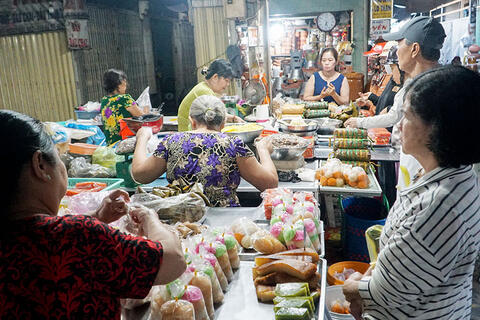 Thị trường cúng ông Táo: Hàng hóa dồi dào, giá ổn định