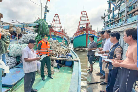 Quyết tâm gỡ cảnh báo “thẻ vàng” IUU