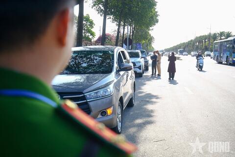 Hà Nội: Xử lý phương tiện dừng đỗ không đúng quy định tại sân bay Nội Bài