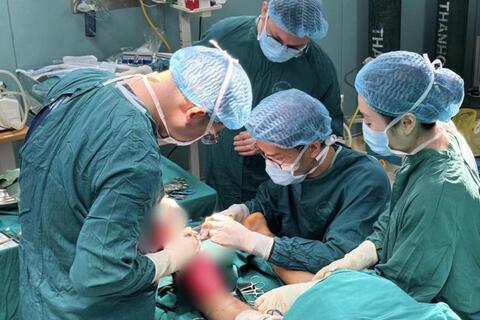 Suýt mất chân vì đắp lá chữa bỏng suốt một tháng