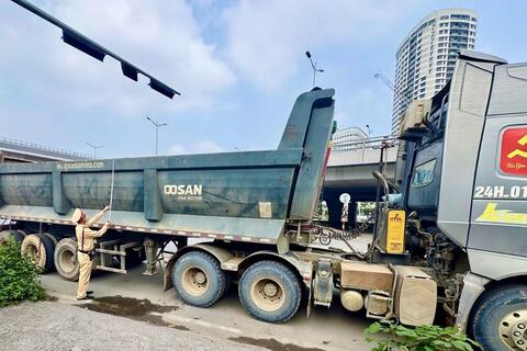 Hà Nội: Xử lý xe đầu kéo làm rơi vãi bùn đất trên đường Vành đai 3 trên cao