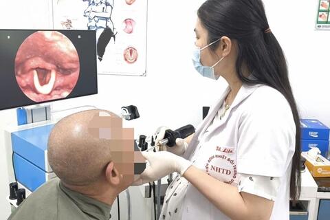 Suýt tắc đường thở vì thói quen nhai đá lạnh giải nhiệt