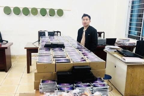 Triệt phá đường dây tiêu thụ hơn 1.000 điện thoại Samsung giả