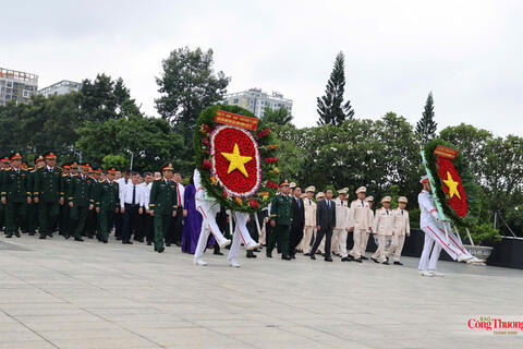 Lãnh đạo TP. Hồ Chí Minh dâng hoa, dâng hương tưởng nhớ các Anh hùng liệt sĩ
