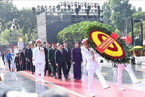 Lãnh đạo Đảng, Nhà nước dâng hương tưởng niệm các Anh hùng - Liệt sĩ