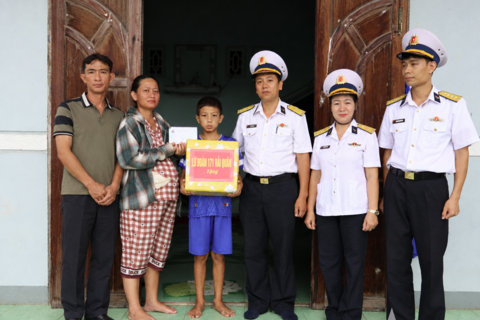 Lữ đoàn 171 thăm, tặng quà con ngư dân nhân dịp Tết Trung thu 2026