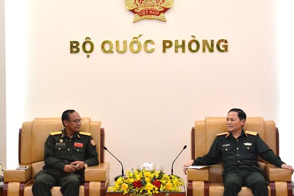 Thượng tướng Phạm Trường Sơn tiếp Cục trưởng Cục Tác chiến QĐND Lào