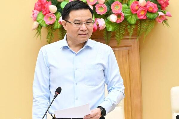 Chùm ảnh: Bộ trưởng Lê Mạnh Hùng làm việc với Vụ Chính sách thương mại đa biên