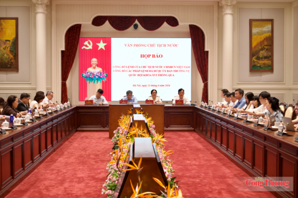 Công bố hai pháp lệnh mới về tư pháp và hoàn thiện pháp luật