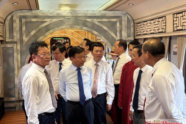 Khai trương đoàn tàu 'Cố đô Huế - Phong Nha'
